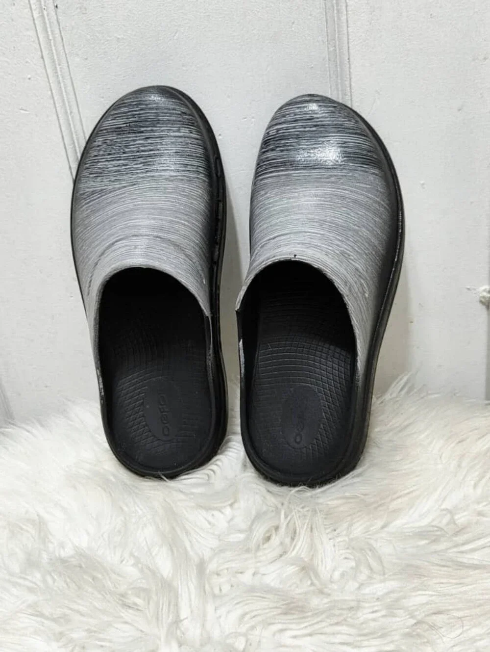 OOFOS OOcloog Luxe Recovery Clogs Gray Stripe Women's 9 Men's 7